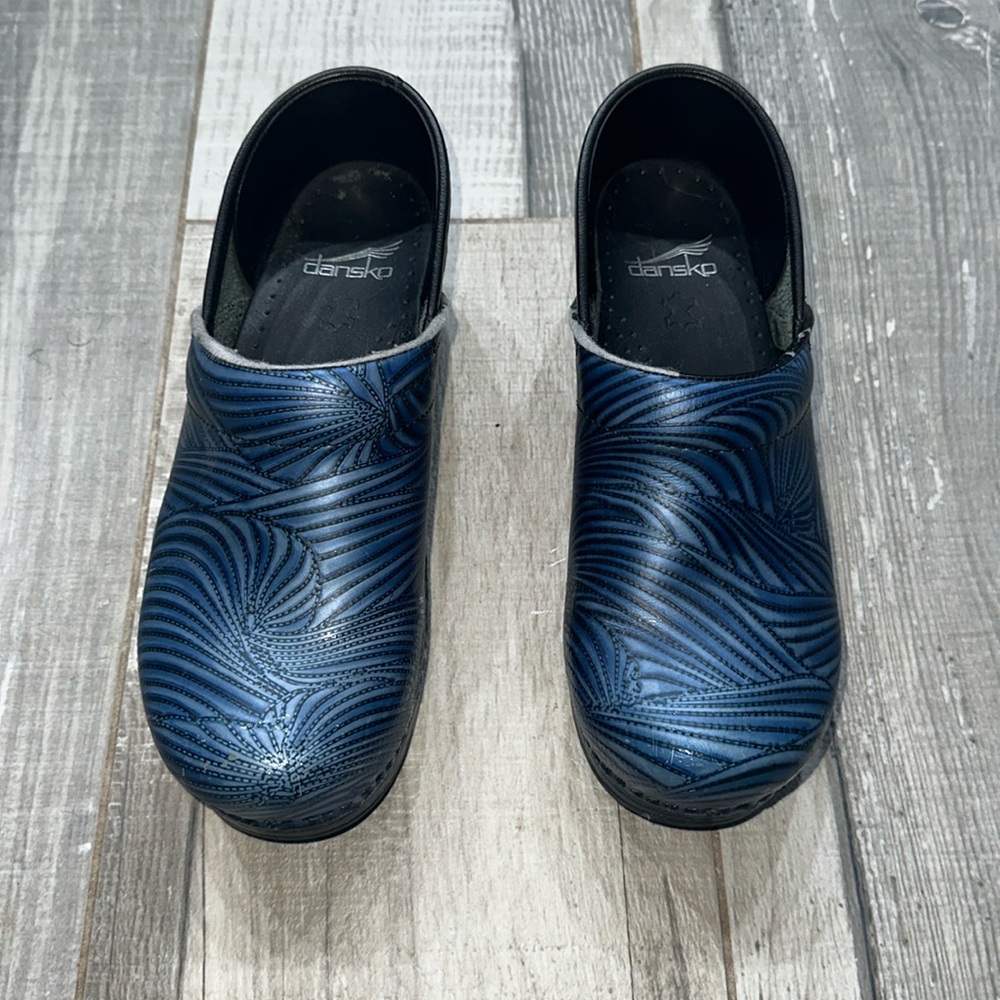 Dansko women’s clogs
Size 38 (8 US)
Blue